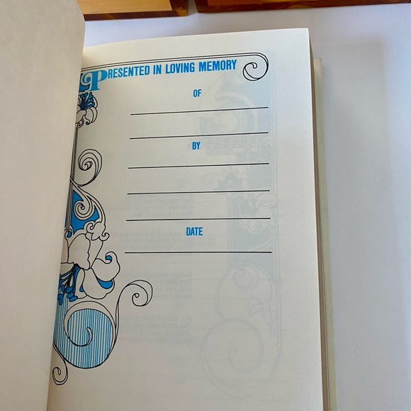 Vintage 1976 Catholic Illustrated Holy Bible Memorial Edition in Wood Cedar Box - Picture 4 of 11